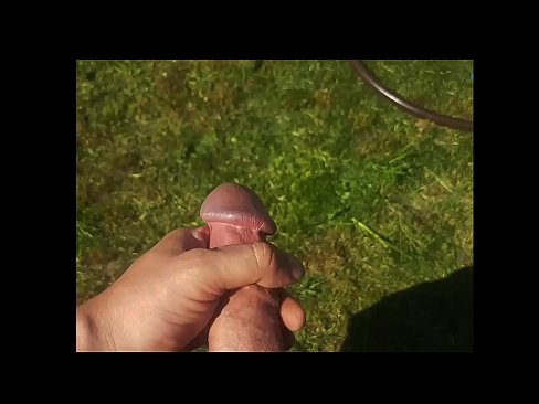 ❤️ Una guapa calenta es folla el seu cony rosa i es corre amb un esquitxat en un jardí d'estiu ️❌  Sexe al porno ca.comicsporn.ru ❌❤